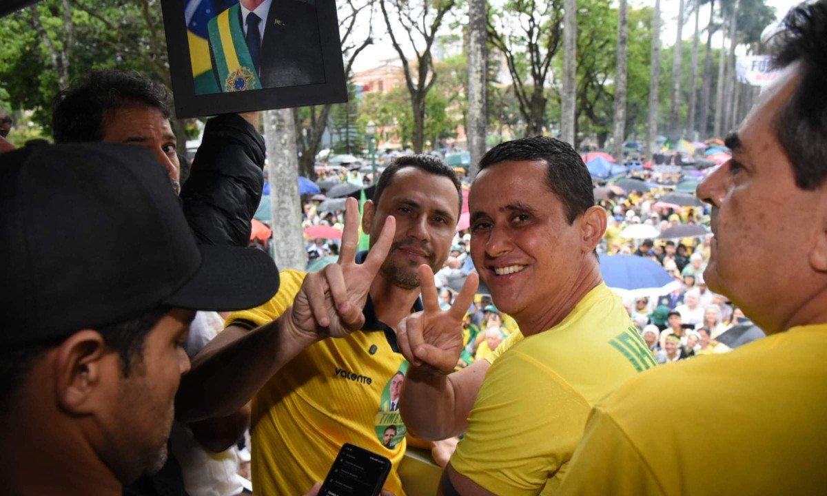 Candidato ao governo de Minas Gerais, Cleitinho Azevedo (Republicanos), faz o símbolo do número "dois", fazendo referência ao número de sua candidatura - (crédito: Gladyston Rodrigues/EM/DA Press)