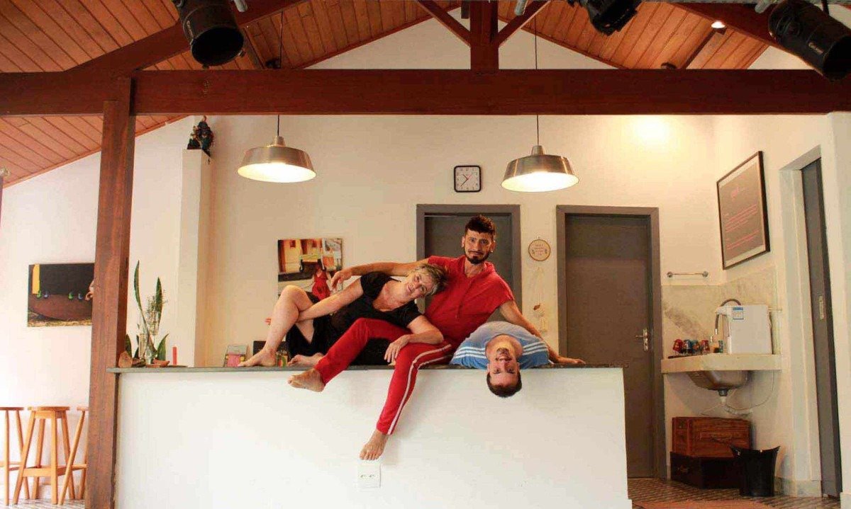 O bailarino Heleno Carneiro (ao centro) com os pais, Letícia Carneiro e Rodrigo Quik, em Nova Lima -  (crédito: Marina Carneiro/Divulgação)