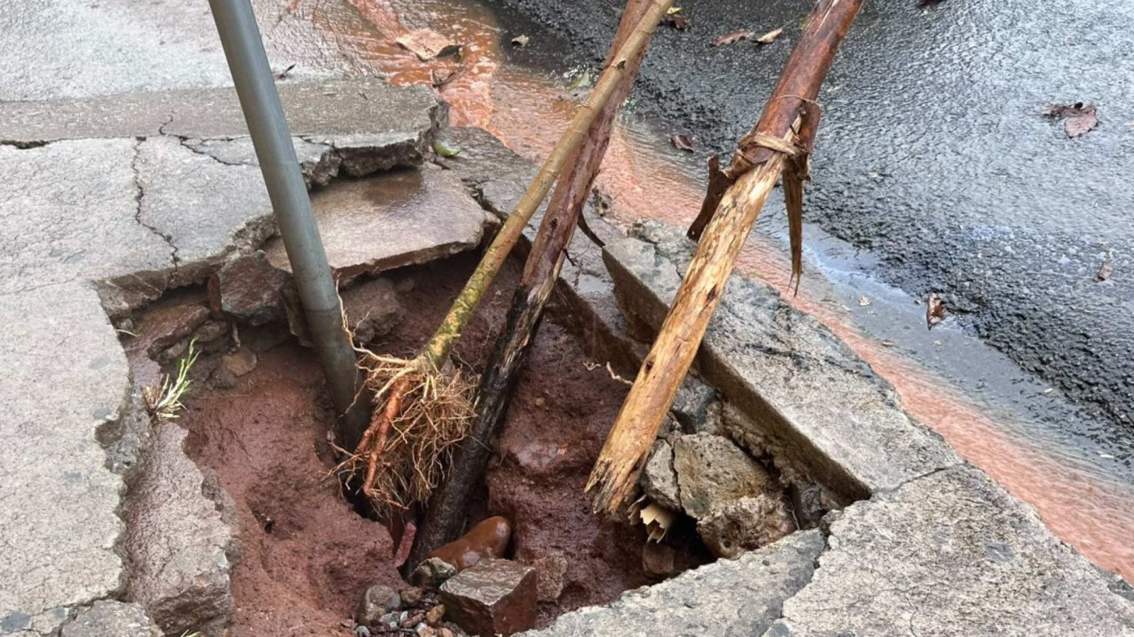 Rompimento de tubulação na Rua Caetano Pirri, no Bairro Milionários, na Região do Barreiro, em BH, causou um alagamento na madrugada desta segunda-feira (7/9)-Quéren Hapuque/EM/DA Press