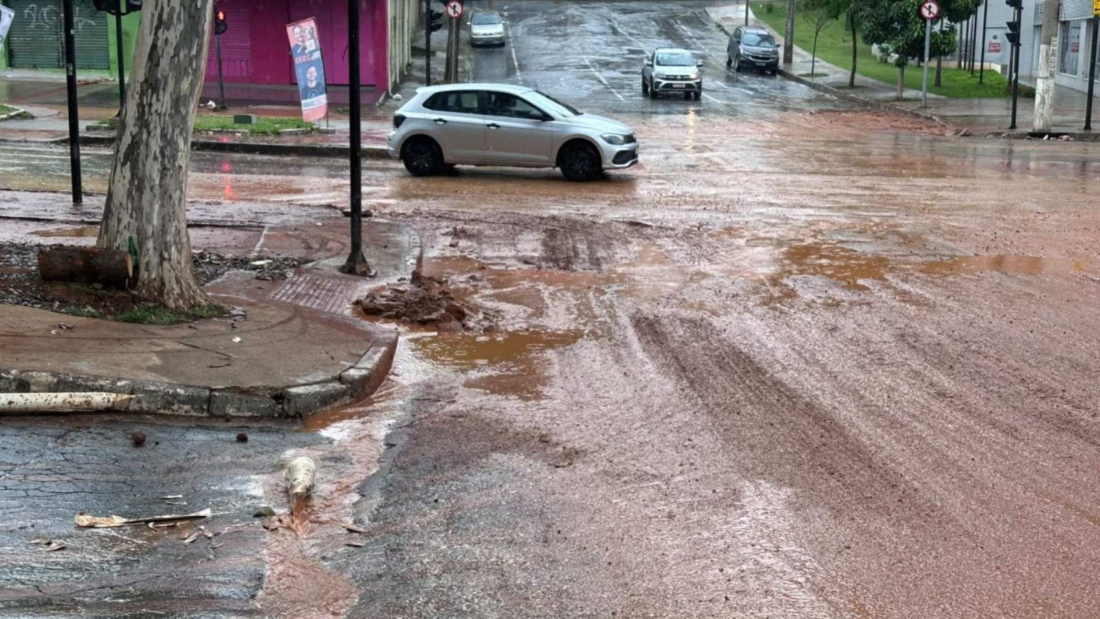Rompimento de tubulação na Rua Caetano Pirri, no Bairro Milionários, na Região do Barreiro, em BH, causou um alagamento na madrugada desta segunda-feira (7/9)-Quéren Hapuque/EM/DA Press
