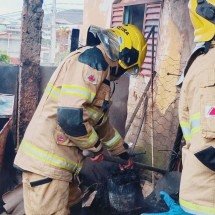MG: moradora é orientada a deixar casa após incêndio de grande proporção  - CBMMG