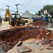 Vídeo mostra cratera no Barreiro causada por rompimento da tubulação - Quéren Hapuque/EM/DA Press