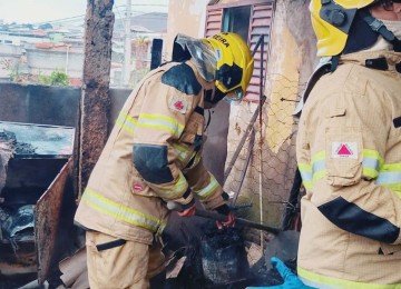 Equipe realizou o rescaldo e utilizou aproximadamente 60 litros de água, retirados da própria residência -  (crédito: CBMMG)
