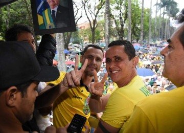 Candidato ao governo de Minas Gerais, Cleitinho Azevedo (Republicanos), faz o símbolo do número 'dois', fazendo referência ao número de sua candidatura -  (crédito: Gladyston Rodrigues/EM/DA Press)