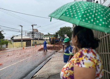 Rompimento de adutora abriu uma cratera na via -  (crédito: Quéren Hapuque/EM/D.A Press)