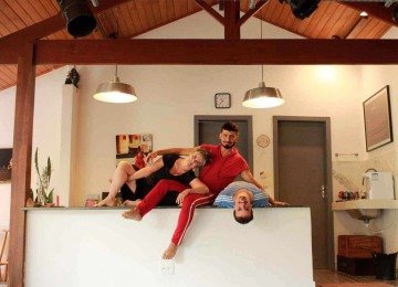 O bailarino Heleno Carneiro (ao centro) com os pais, Letícia Carneiro e Rodrigo Quik, em Nova Lima -  (crédito: Marina Carneiro/Divulgação)