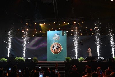 Junior Rostirola apresenta o novo volume de &lsquo;Caf&eacute; com Deus Pai&rsquo; em evento com fogos e proje&ccedil;&atilde;o especial -  (crédito: Redes sociais)
