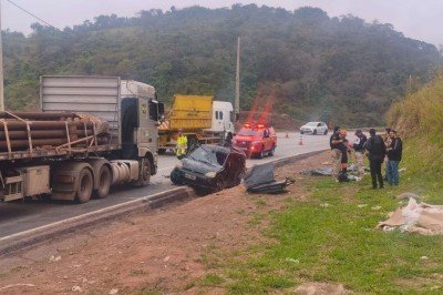 Duas mortes foram constatadas ainda no local do acidente  -  (crédito: Guarda Civil Municipal de São Gonçalo do Rio Abaixo/Divulgação )