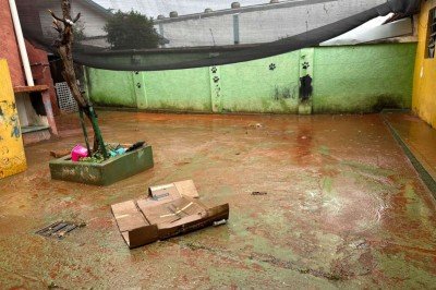 Intensidade do vazamento foi tão forte que moradores do Bairro Milionários, na Região do Barreiro, em BH, tiveram as casas invadidas pela água -  (crédito: Quéren Hapuque/EM/DA Press)
