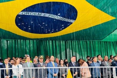 Autoridades acompanham o desfile militar em comemoração aos 204 anos da Independência do Brasil, na Avenida Afonso Pena, no Centro de Belo Horizonte -  (crédito: Edésio Ferreira/EM/DA Press)