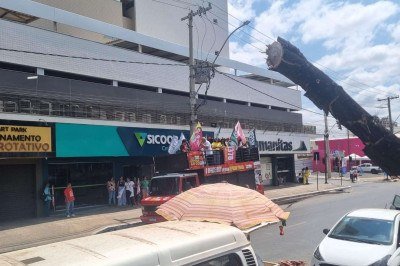 Deputado federal Paulo Guedes (PT) fez discurso em cima de carro de som após o encerramento do desfile de  7 de setembro em Montes Claros -  (crédito: Luiz Ribeiro/DA Press)