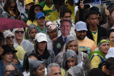 Manifestantes levam figuras de Jair Bolsonaro e cartazes contra Lula e Moraes na Praça da Liberdade, em BH, no 7 de setembro -  (crédito: Gladyston Rodrigues/EM/DA Press)