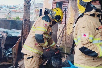Equipe realizou o rescaldo e utilizou aproximadamente 60 litros de água, retirados da própria residência -  (crédito: CBMMG)