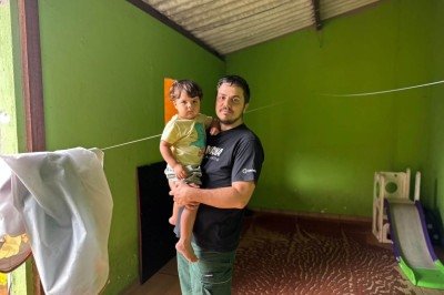 Em pleno feriado, o morador Paulo Gonzaga ficou sem água e precisará limpar toda a casa -  (crédito: Quéren Hapuque/EM/DA Press)