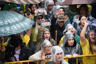 Em manifestação na Praça da Liberdade, em BH, no feriado de 7 de setembro, Nikolas declara que não pediu dinheiro ao Vorcaro -  (crédito: Gladyston Rodrigues/EM/DA Press)