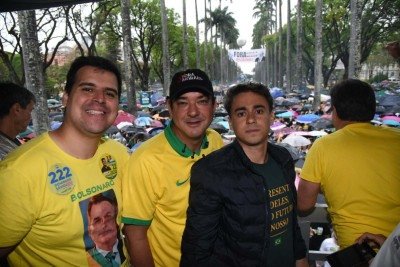 Bruno Engler (PL), Flávio Roscoe (PL) e Nikolas Ferreira (PL) apoiam o ato 'fora Lula' -  (crédito: Gladyston Rodrigues/EM/DA Press)