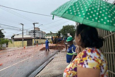 Rompimento de adutora abriu uma cratera na via -  (crédito: Quéren Hapuque/EM/D.A Press)