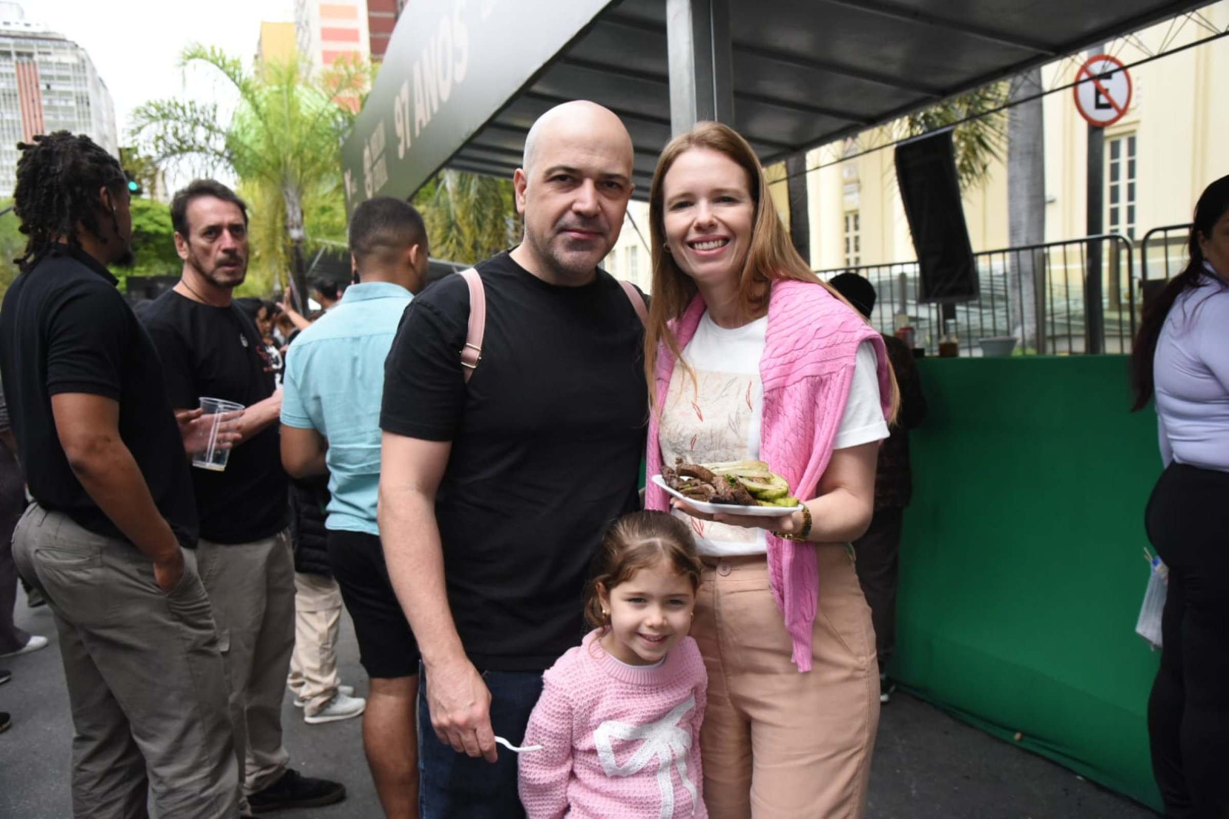 O casal de advogados Fabr&iacute;cio Lopes e Adriana Vasconcelos com a filha Maith&ecirc; experimentando o famoso f&iacute;gado com jil&oacute;