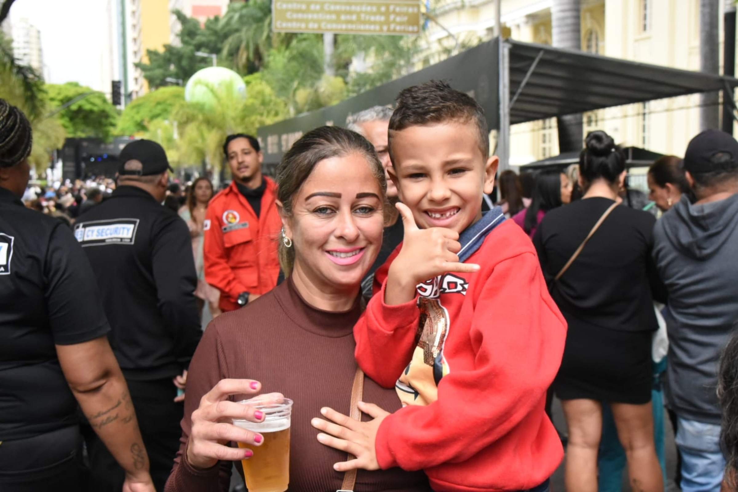 A t&eacute;cnica de enfermagem Luciana de Castro, de 45 anos, estava aproveitando a festa com o filho Rafael