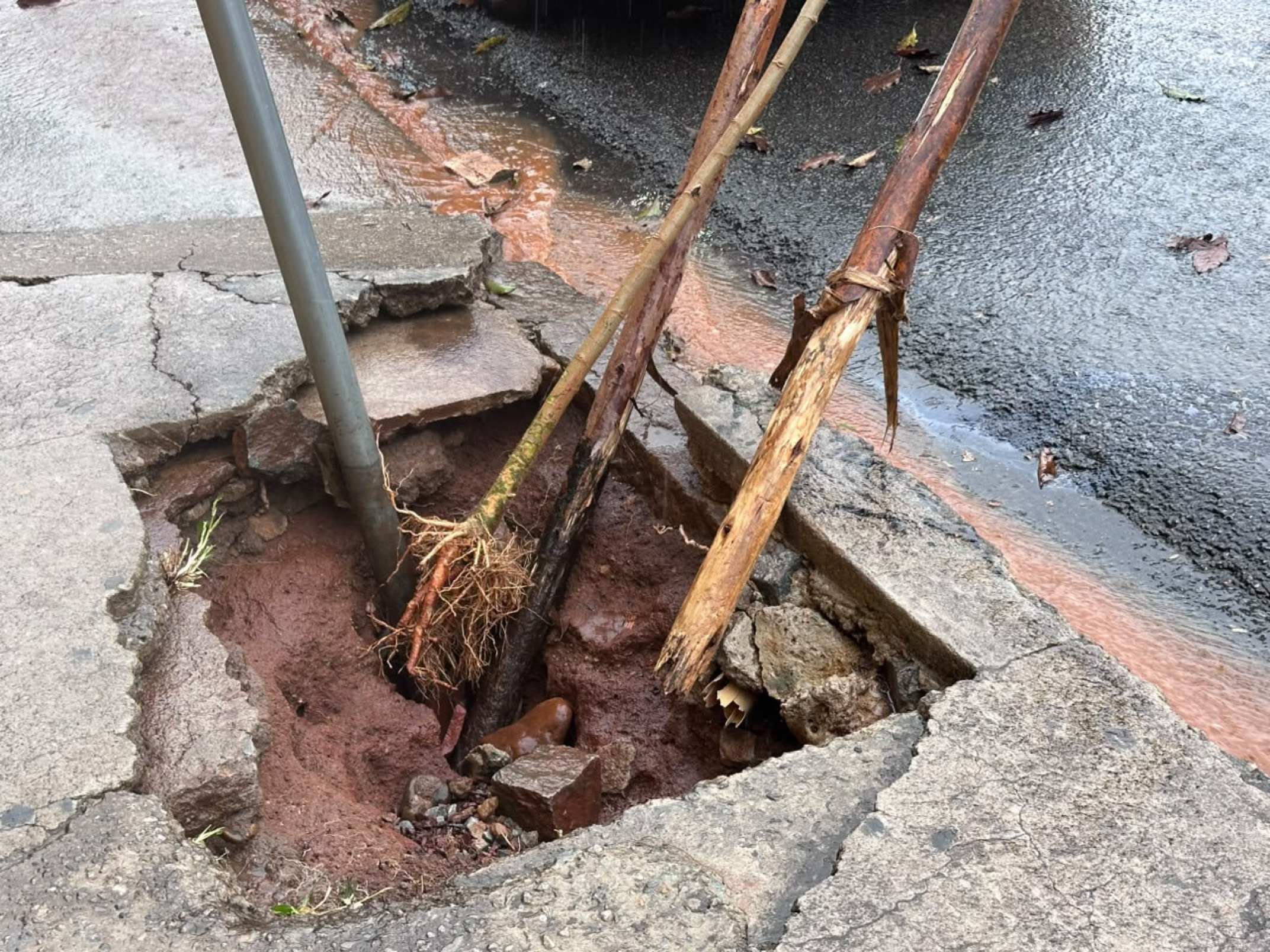 Rompimento de tubulação na Rua Caetano Pirri, no Bairro Milionários, na Região do Barreiro, em BH, causou um alagamento na madrugada desta segunda-feira (7/9)