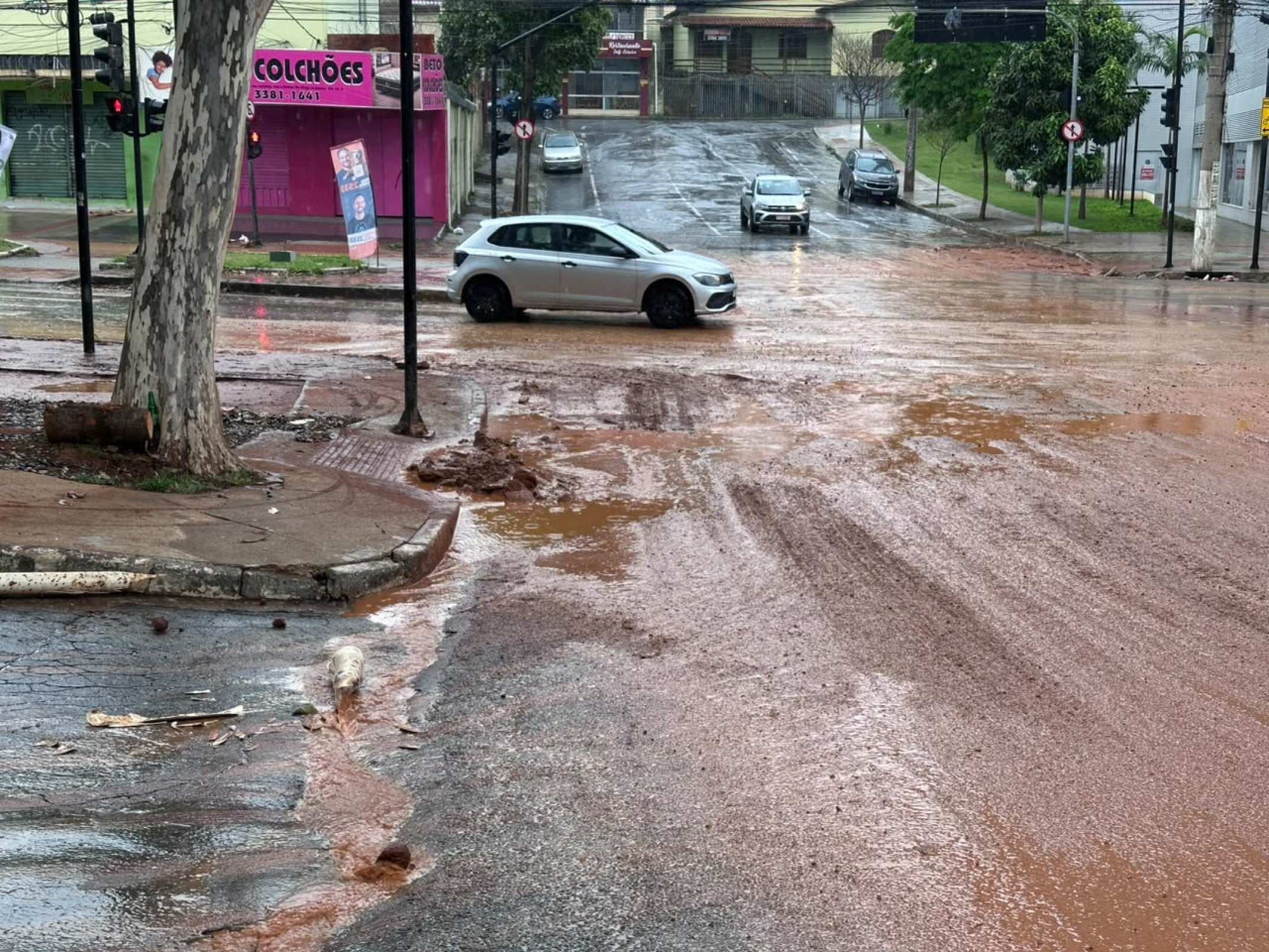 Rompimento de tubulação na Rua Caetano Pirri, no Bairro Milionários, na Região do Barreiro, em BH, causou um alagamento na madrugada desta segunda-feira (7/9)