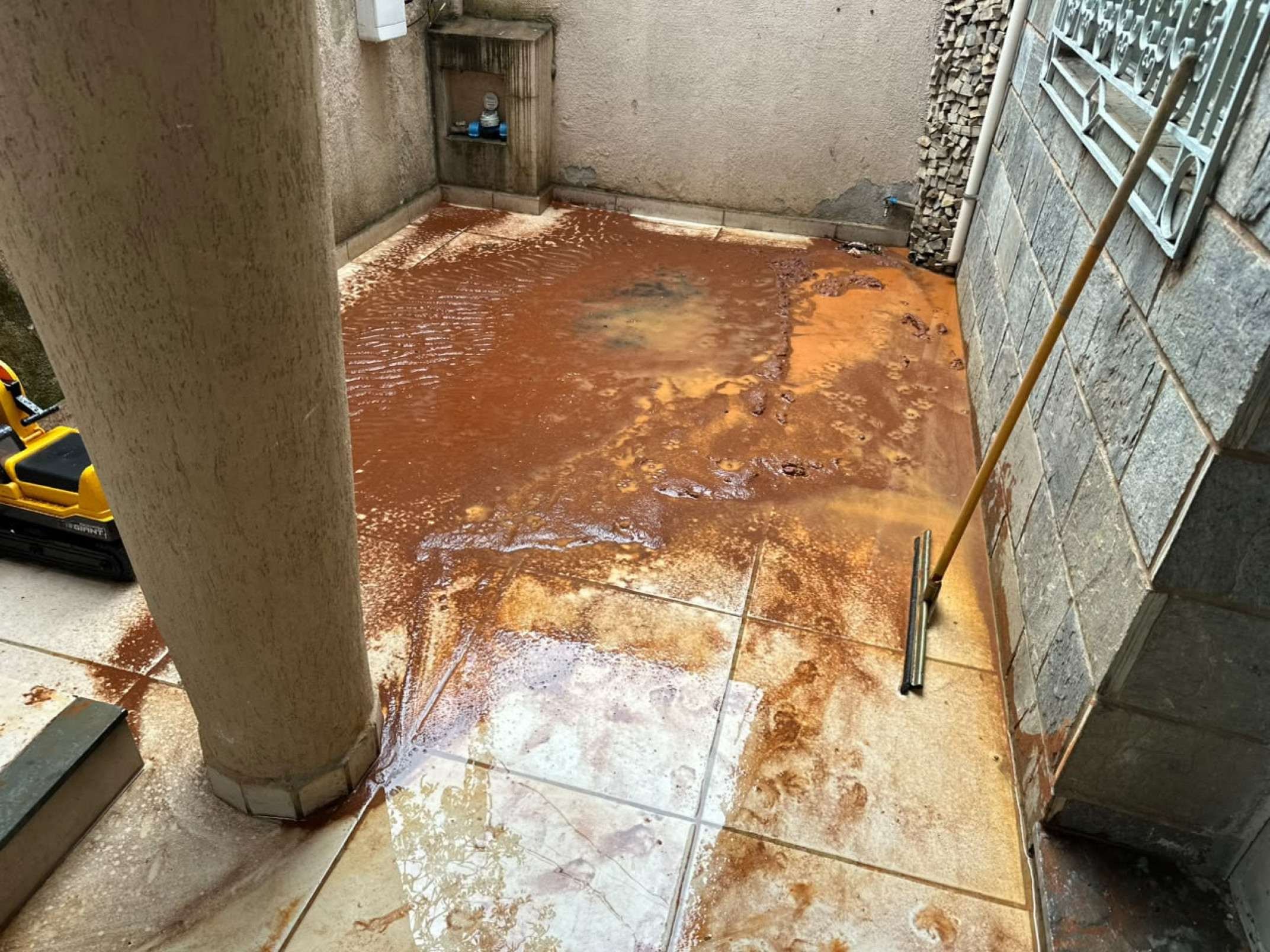 A casa de Paulo ficou cheia de lama