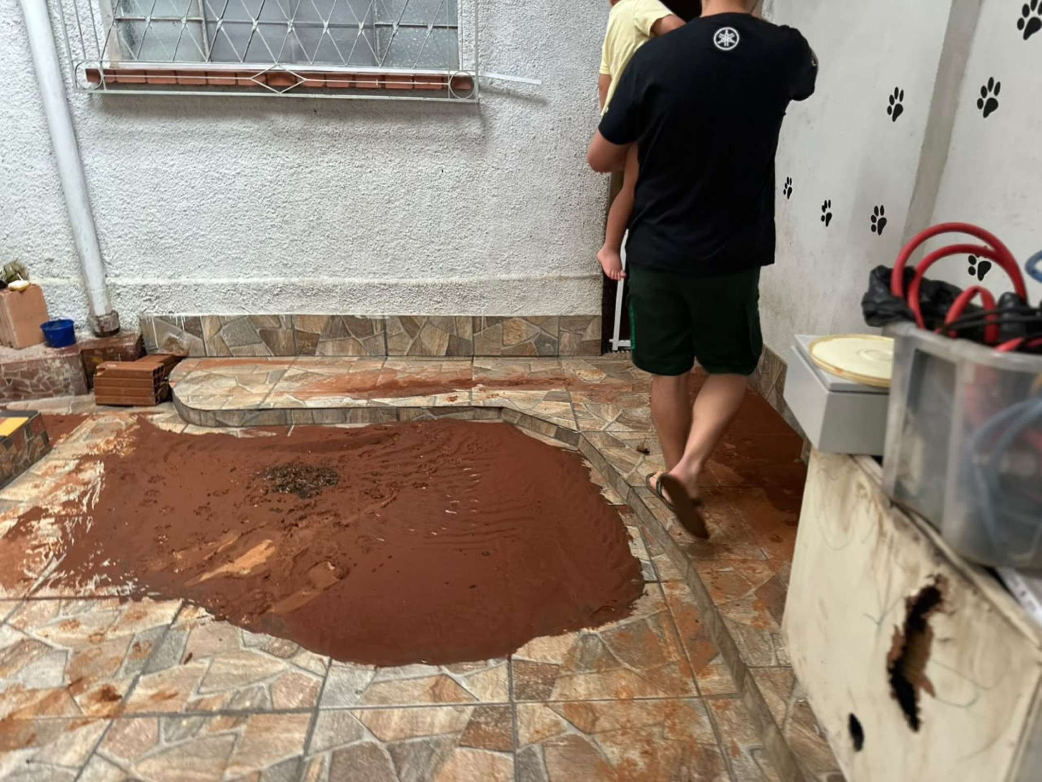 A água também entrou na casa do morador Paulo Gonzaga