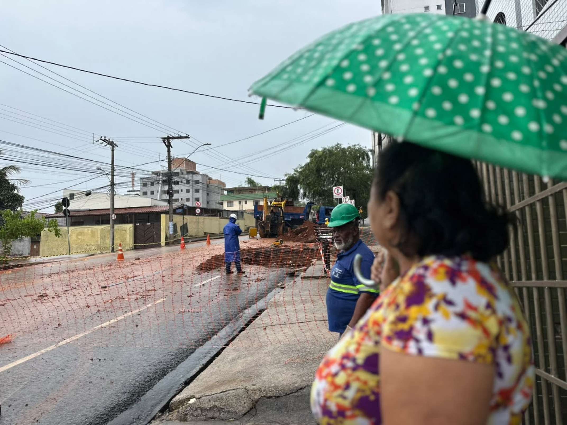 A moradora Francisca Resende da Silva ficou sem água após o rompimento
