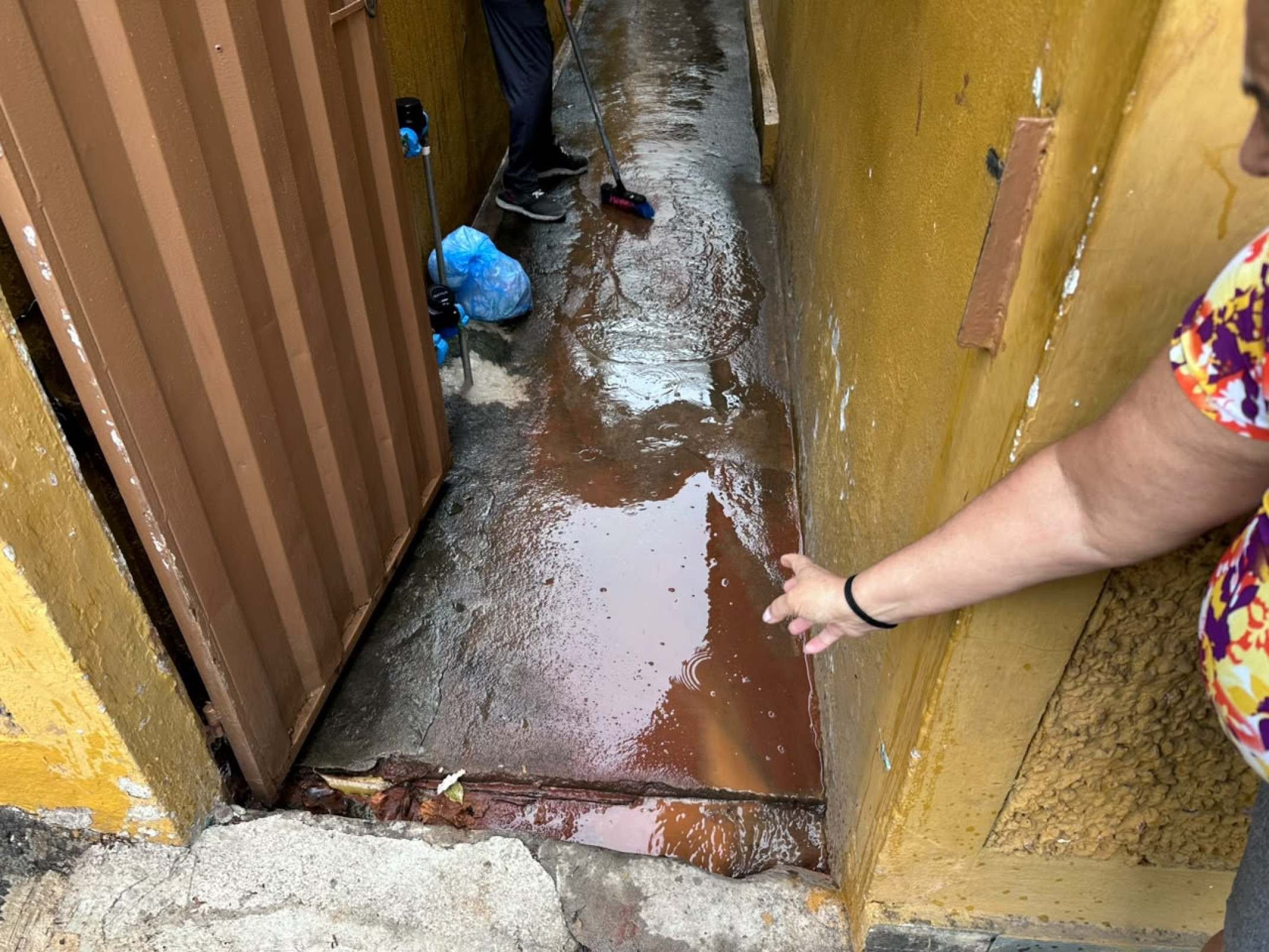 A moradora Francisca Resende da Silva mostra onde a água entrou na casa dela