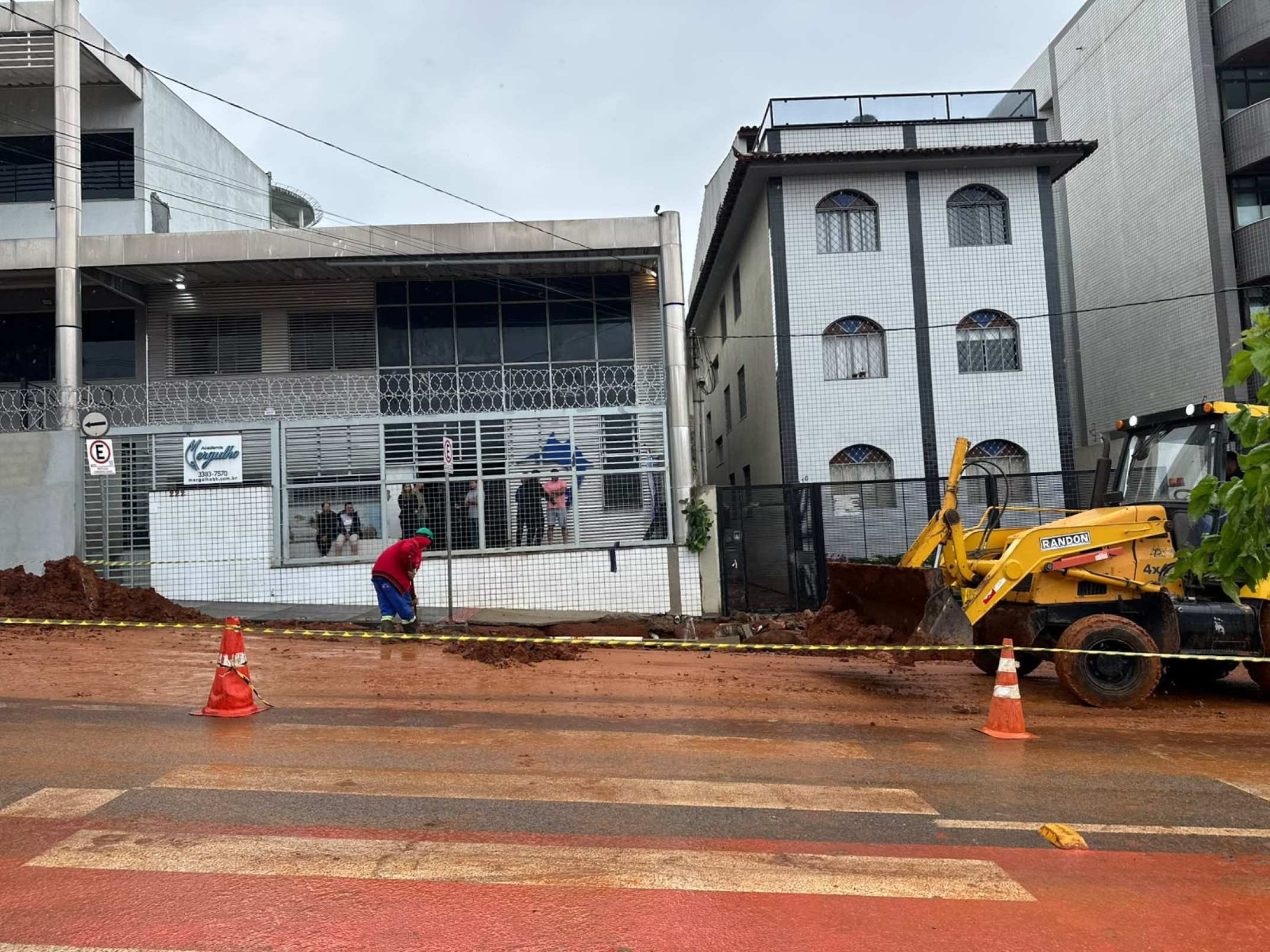 Equipes da Copasa atuam no local para resolver o problema