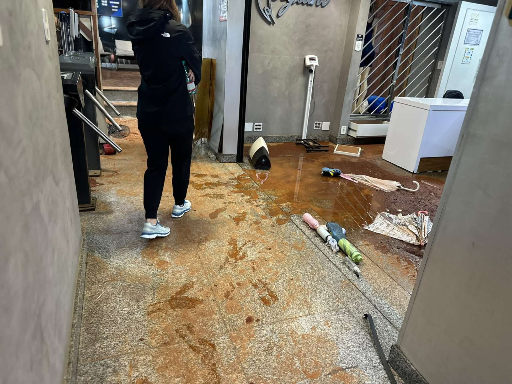 Diversos itens do estabelecimento foram destruídos