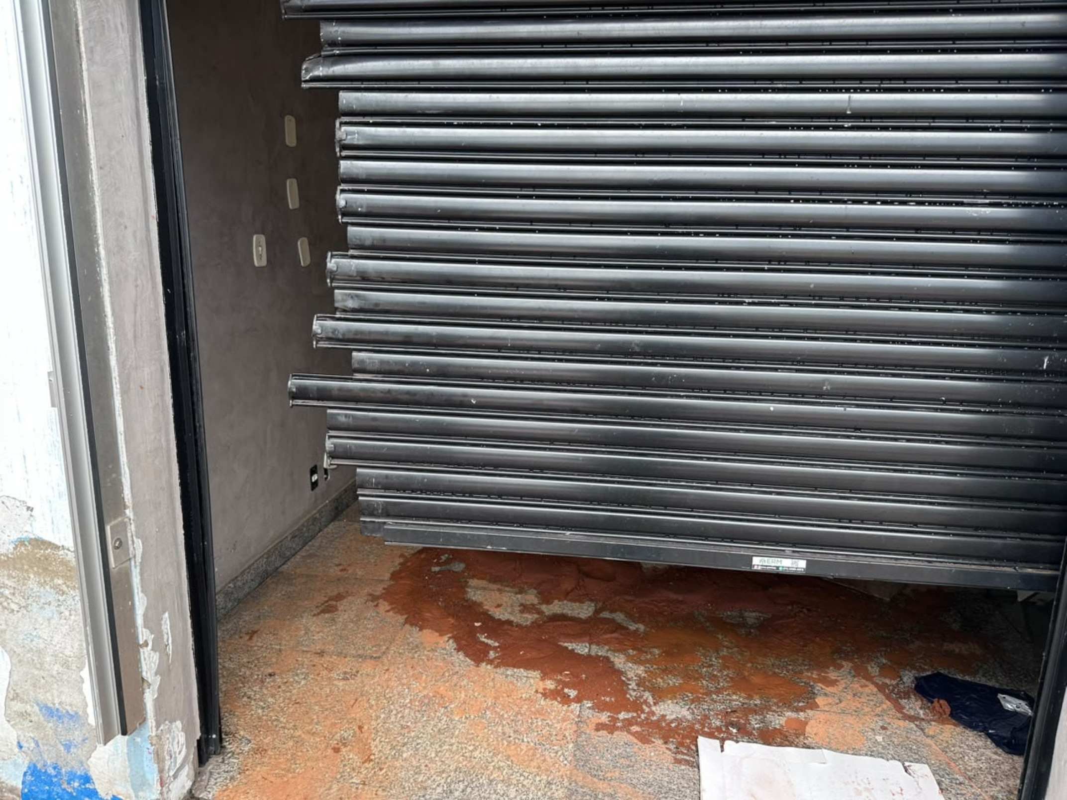 Porta da academia foi arrombada com a intensidade da água
