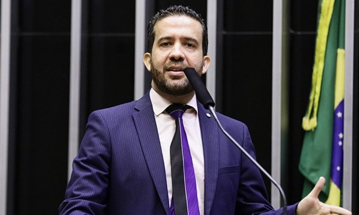 Deputado André Janones em momento de fala pública, contexto de sua estratégia de 'bait' na política digital - (crédito: Câmara dos Deputados)