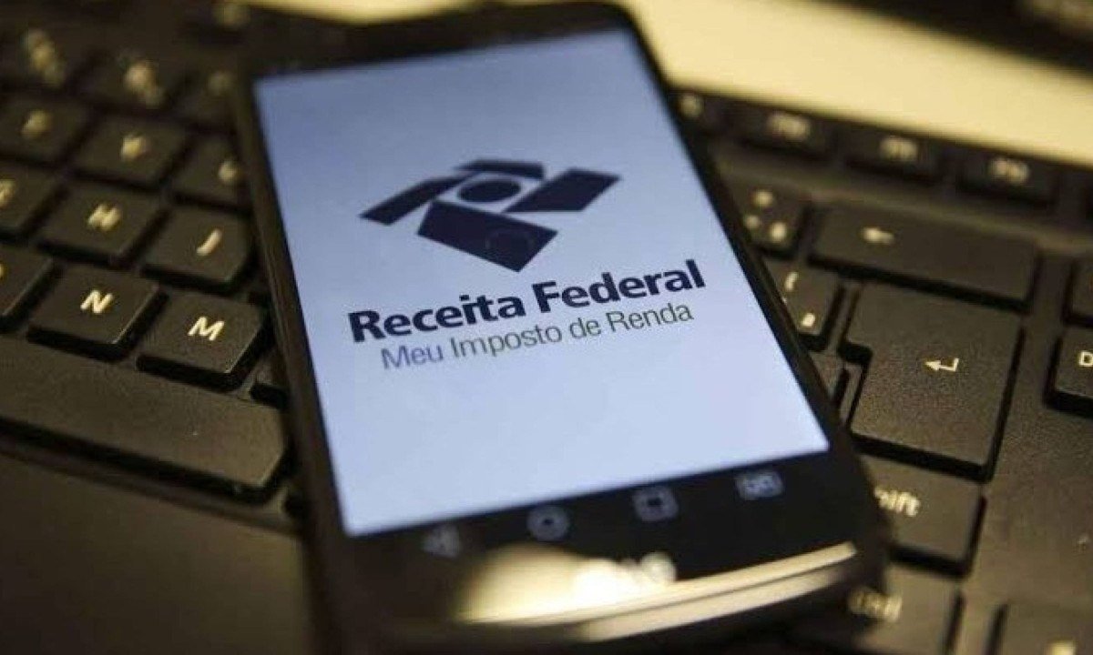 A tecnologia, como o aplicativo da Receita Federal no celular, é essencial para gerenciar o Imposto de Renda e evitar a malha fina - (crédito: Agência Brasil)