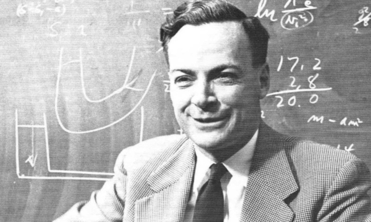 Feynman ganhou o Nobel de 1965 por reformular a mecânica quântica, tocava bongô em um bar de Los Angeles e desenhava moças nuas com a mesma seriedade com que calculava elétrons -  (crédito: Wikimedia Commons/Reprodução)