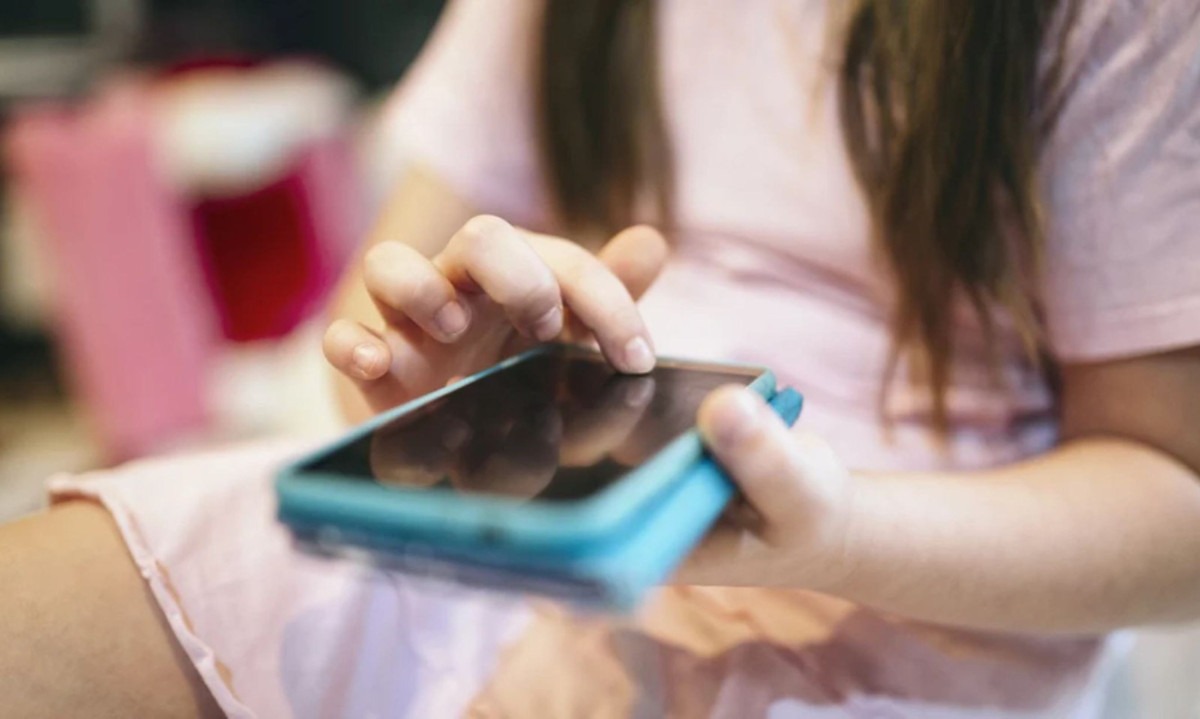 O Brasil mais que dobrou, em três anos, a proporção de alunos que estudam em escolas com proibição do uso de celular - (crédito: Agência Brasil)