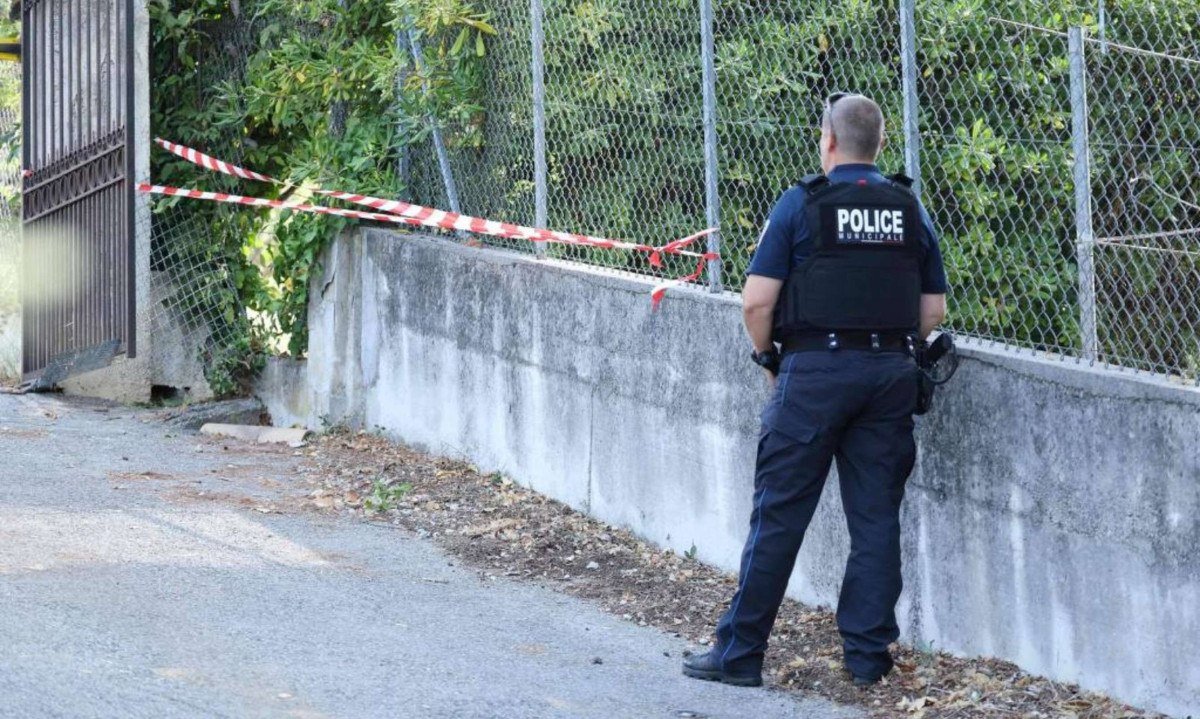 Policial próximo a buraco aberto por ladrões na cerca externa do Museu Renoir, em Cagnes-sur-Mer - (crédito: Valery Hache/AFP)
