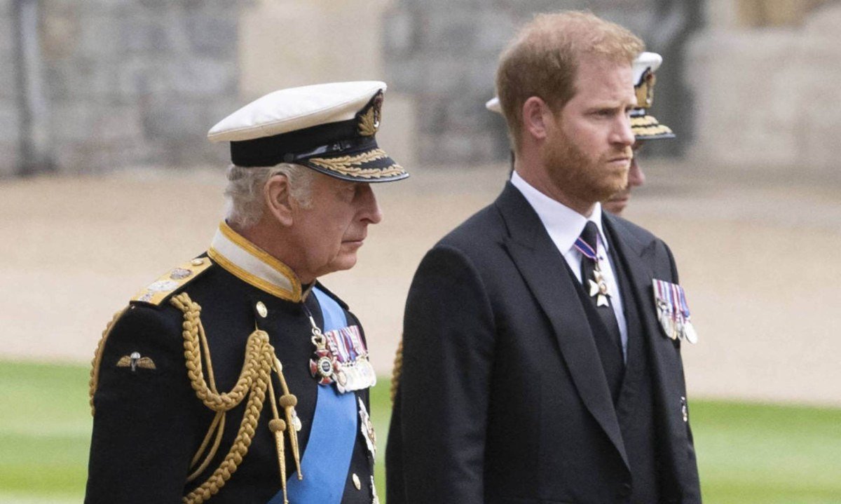 O rei Charles 3º (à esq.) caminha com o filho, o príncipe Harry, a caminho de serviço religioso em homenagem à rainha Elizabeth 2ª
- (crédito: David Rose/AFP )