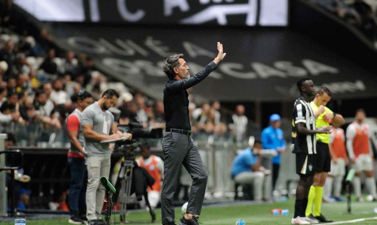 Técnico Eduardo Domínguez ajeitou o time do Galo durante a parada para a Copa do Mundo -  (crédito: Alexandre Guzanshe/EM/D.A.Press)