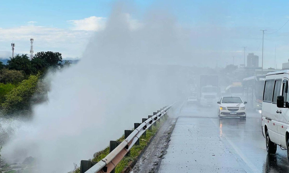 A situação exige atenção dos motoristas que trafegam pelo local - (crédito: Edésio Ferreira/EM/D.A Press)