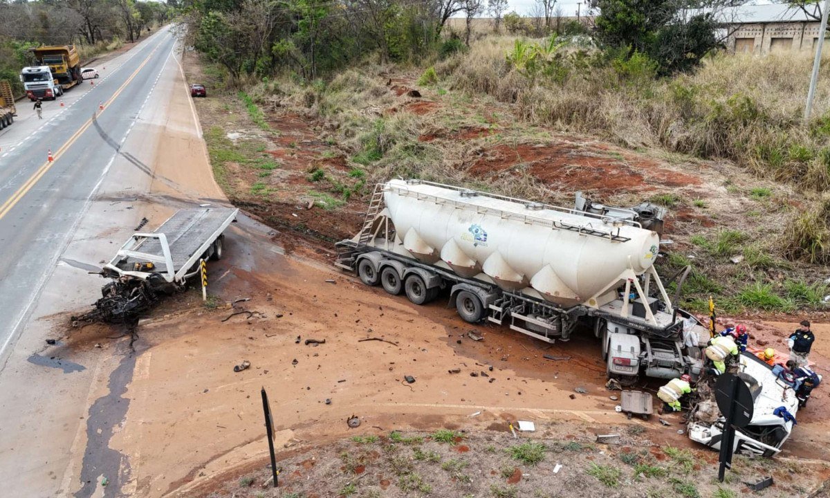 Colisão entre carretas na BR-262, Km 476 - (crédito: Polícia Rodoviária Federal/Divulgação)