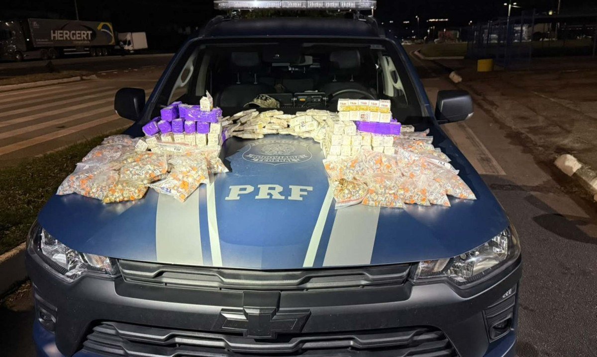 Frascos de medicamento proibido apreendido pela PRF na BR-381, em Betim - (crédito: Divulgação/ PRF)