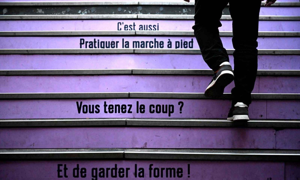 Uma dica é começar devagar e aumentar a dificuldade gradualmente, subindo alguns lances de escada em vez de tentar um treino longo de escadas de uma vez -  (crédito: Emmanuel DUNAND / AFP)