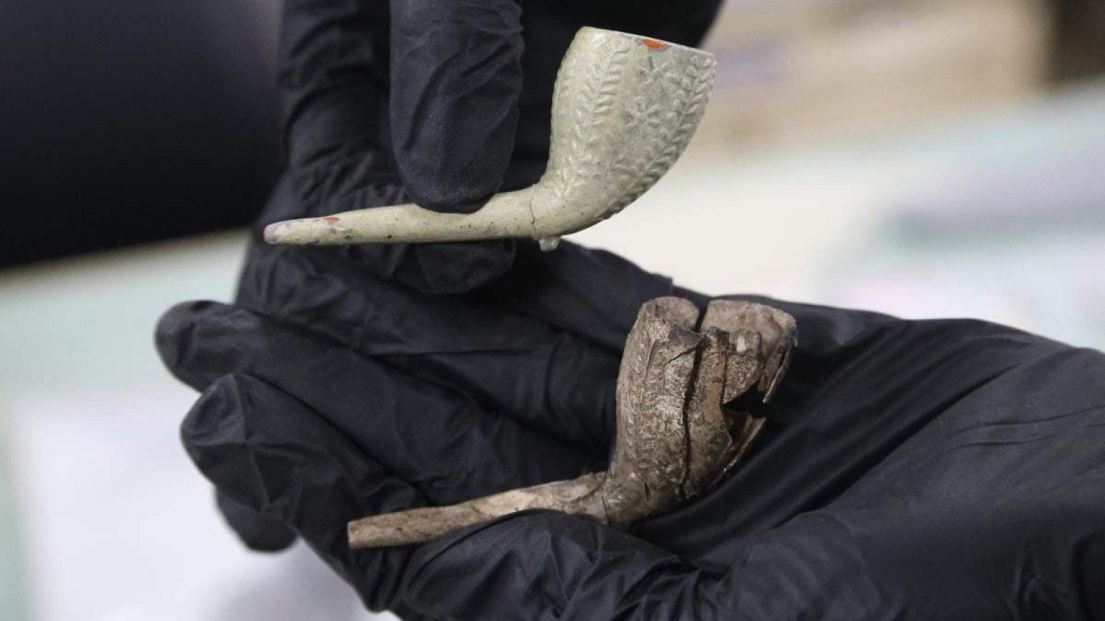 Acima, um cachimbo feito em impressora 3D, replica do original abaixo