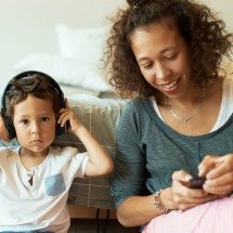 SUS passa a incluir teleatendimento em saúde mental para mães atípicas - karlyukav/magnific