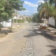 Idosa de 90 anos tem casa invadida na Pampulha e joias levadas - Reprodução/Google Street View