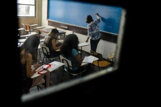 Diferença de nota em ciências entre ricos e pobres chega a 96 pontos no Brasil, mostra Pisa