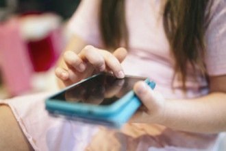 Quase metade dos alunos usa IA nas tarefas no Brasil, mas capacidade digital é baixa, mostra Pisa