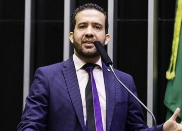 Deputado Andr&eacute; Janones em momento de fala p&uacute;blica, contexto de sua estrat&eacute;gia de 'bait' na pol&iacute;tica digital -  (crédito: C&acirc;mara dos Deputados)