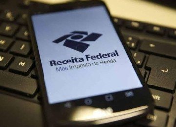 A tecnologia, como o aplicativo da Receita Federal no celular, é essencial para gerenciar o Imposto de Renda e evitar a malha fina -  (crédito: Agência Brasil)